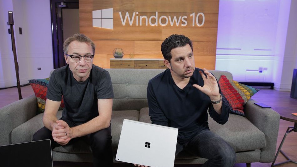Panos Panay e Ralf Groene Microsoft Surface Windows 10