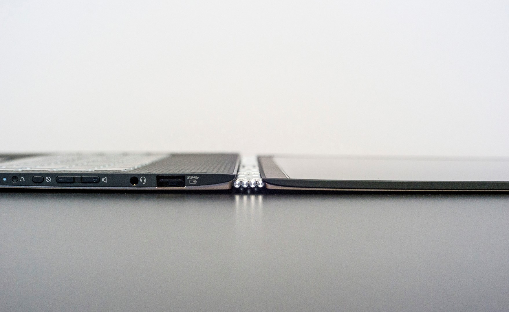 ww_images_-_product_photography_lenovo_yoga_3_pro_hinge_10-tif4912x3018 (Large)