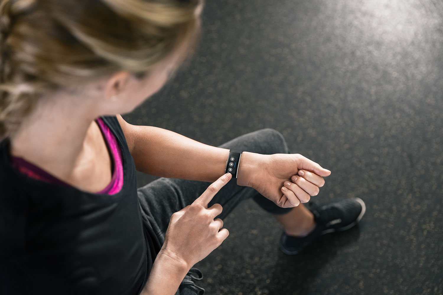 Microsoft-Band-2-girl-using-music-controls