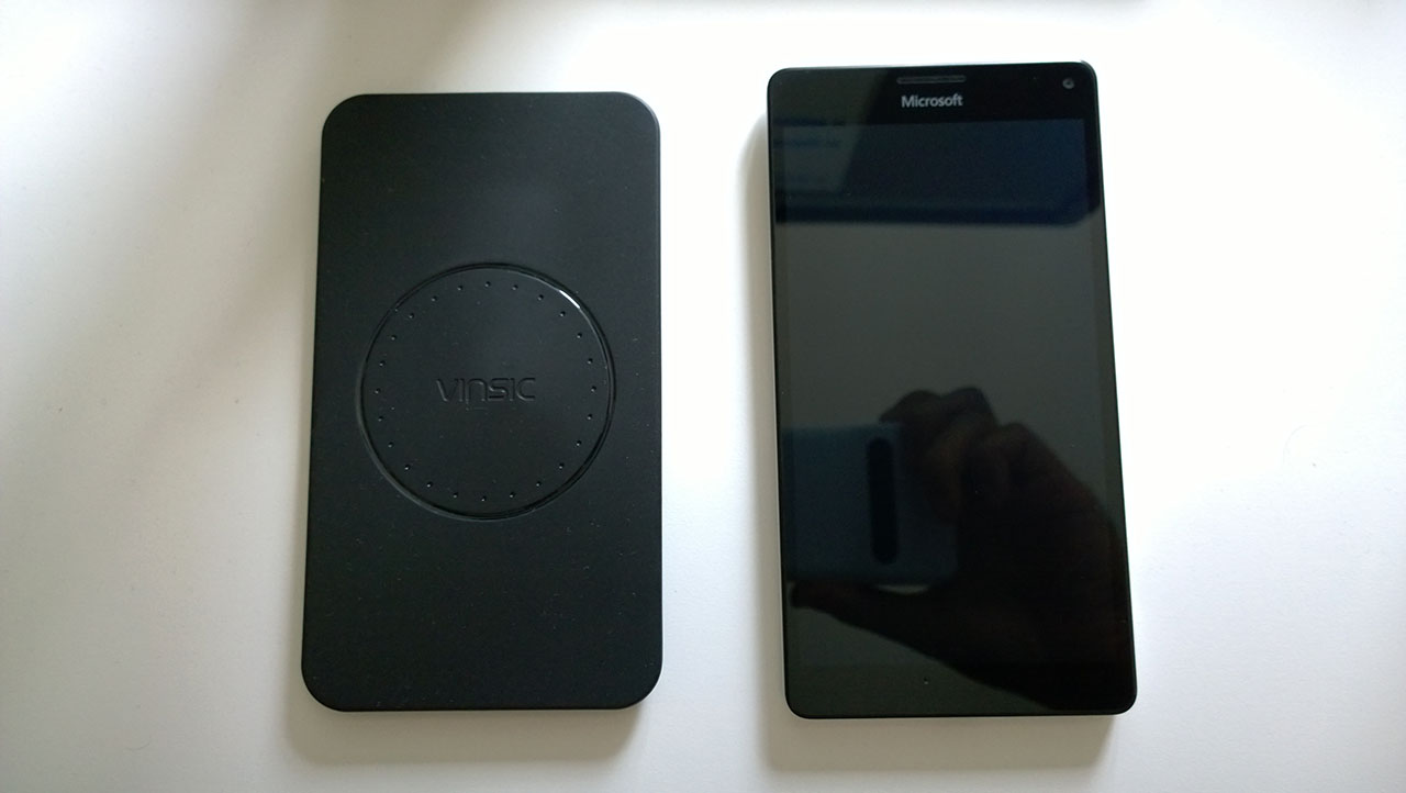 Vinsic Qi Pad - Comparato a un Lumia 950 XL come dimensione