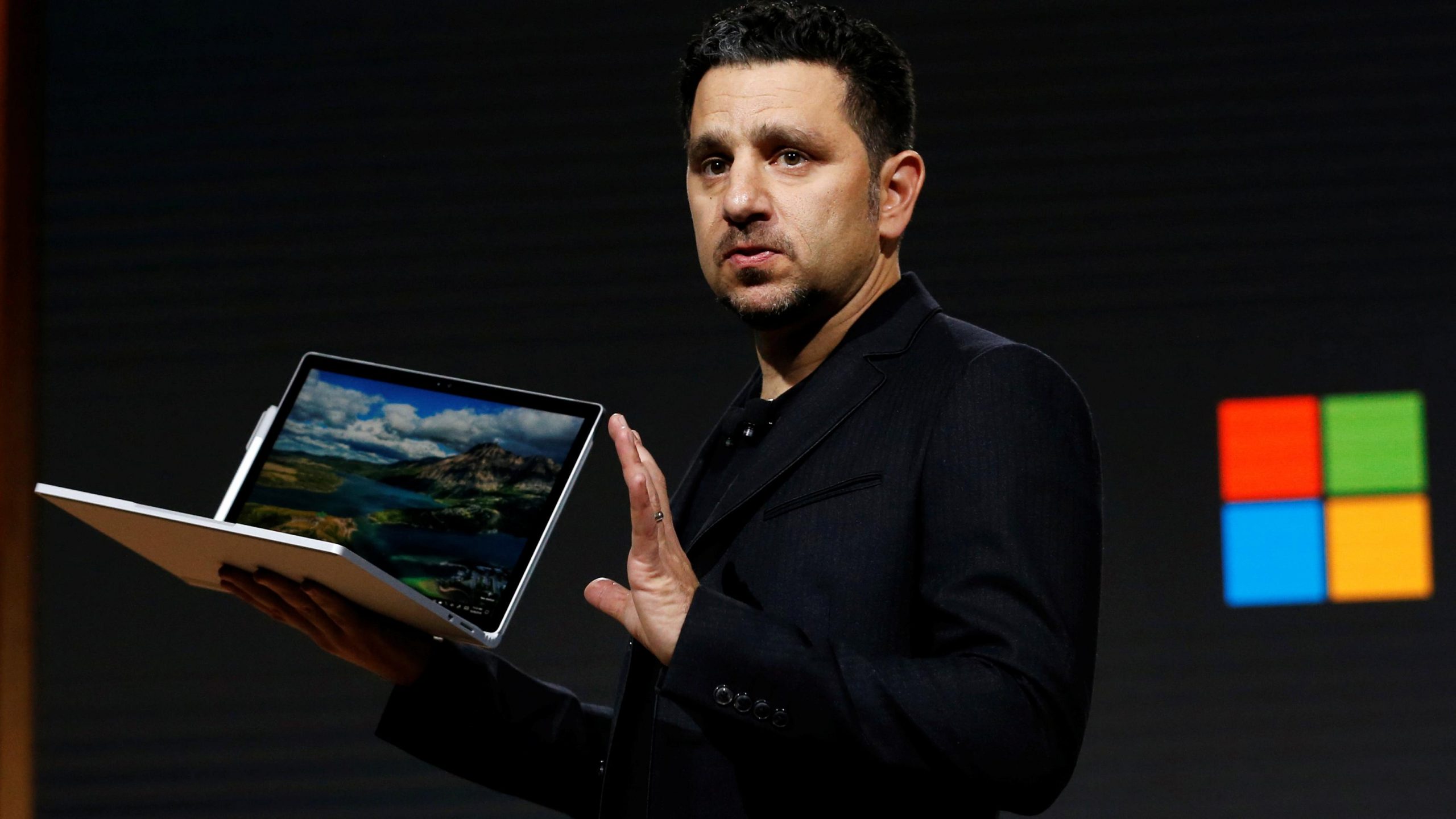 Panos Panay con Microsoft Surface