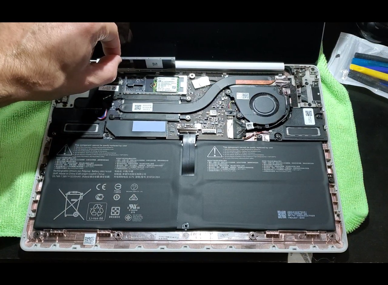 [video] Surface Laptop Go fatto a pezzi: SSD sostituibile sui modelli