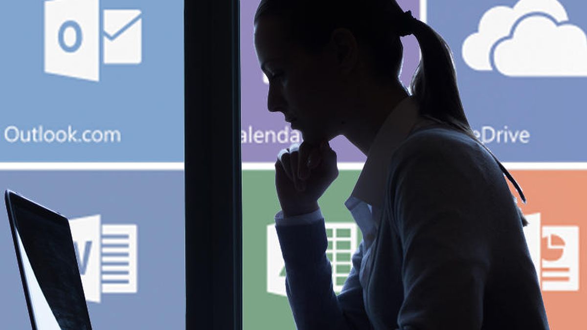 Office sotto attacco, Microsoft ha corretto la falla di sicurezza 1 office worker woman 365